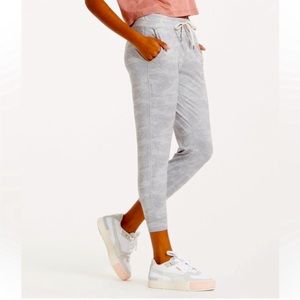 Vuori performance jogger in grey camo.